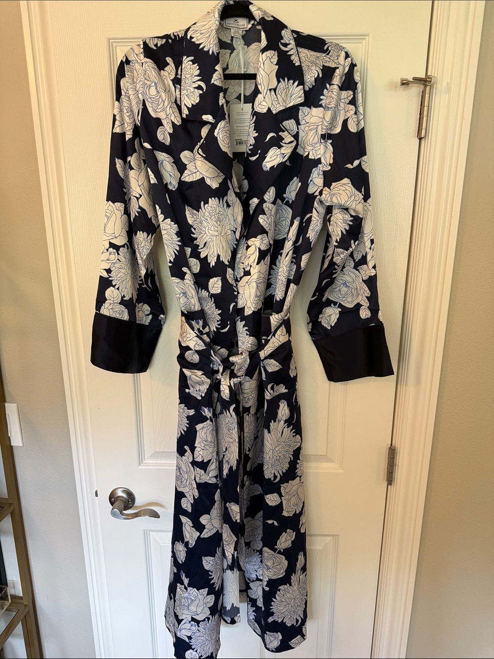 NWT Petite Plume 100% silk Navy Floral Robe with White Blossom Print